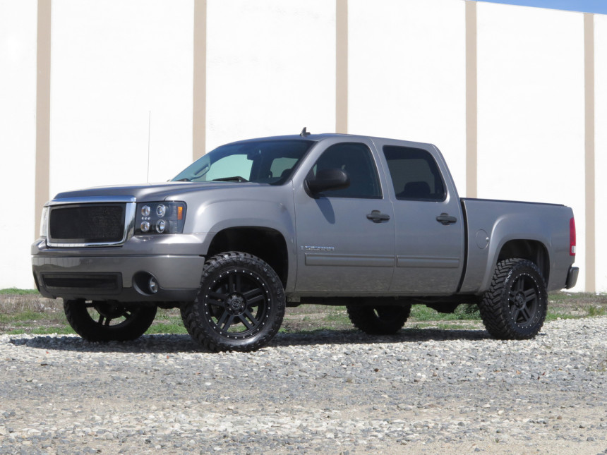 2010 GMC Sierra after leveling with lights