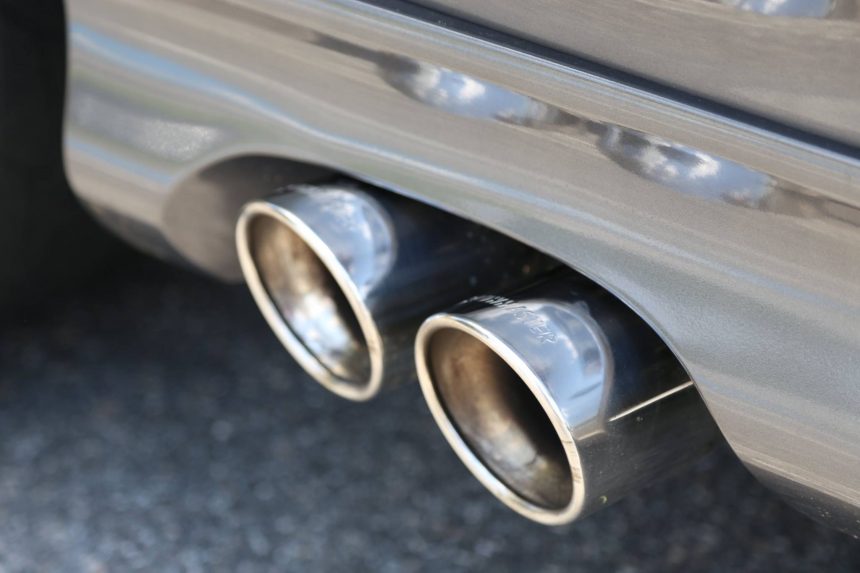2004_Ford_Lightning_exhaust_flowmaster
