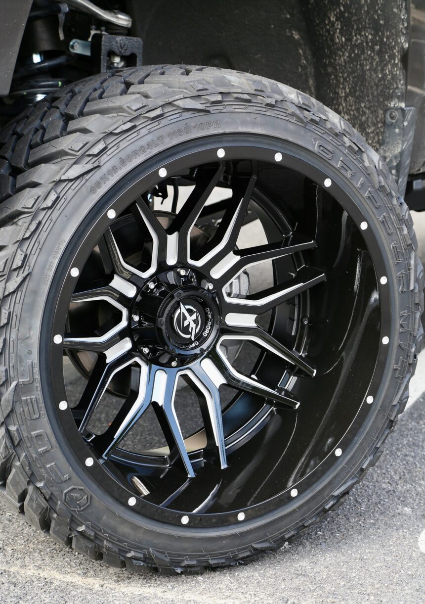 2021 Silverado McGaughys Suspension Lift 24×14 XF OffRoad wheels 35-in Fuel Offroad MT tires AMP Research 2