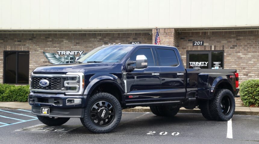 2025 F-450 Platinum Plus 2.5-in premium ride quality level and 22-in DDC wheels