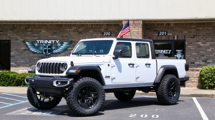 2025 Gladiator Sport 3.5-in TeraFlex lift, Fox 2.0 shocks, 20×10 Fuel Flux and 37-in Toyo MTs